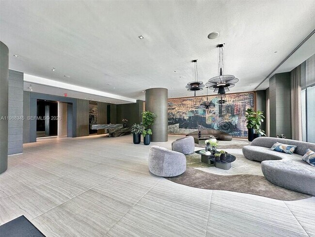 Building Photo - 460 NE 28th St