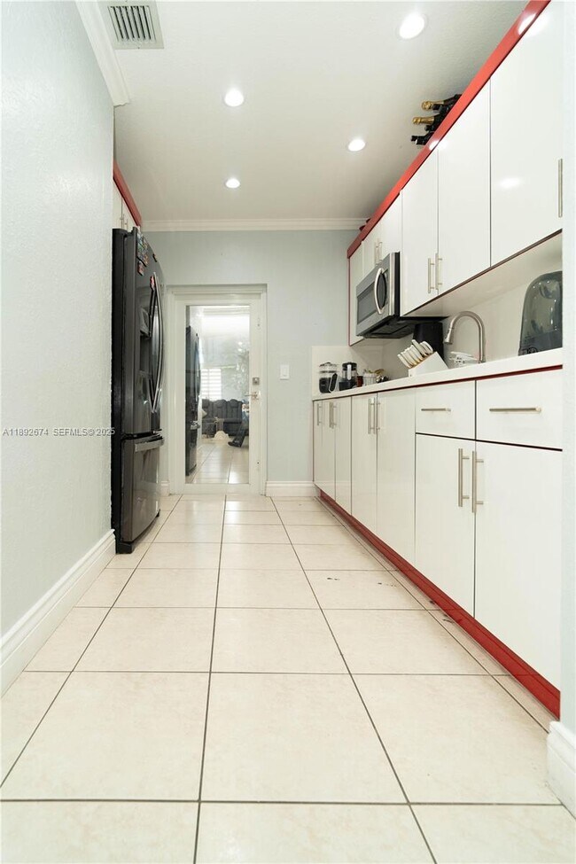 Building Photo - 298 E 3rd St