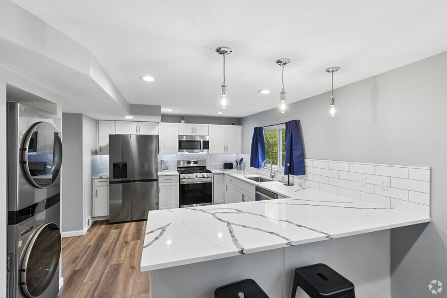 2BR, 1BA - 800SF - Kitchen - 3932 Vinceton St.