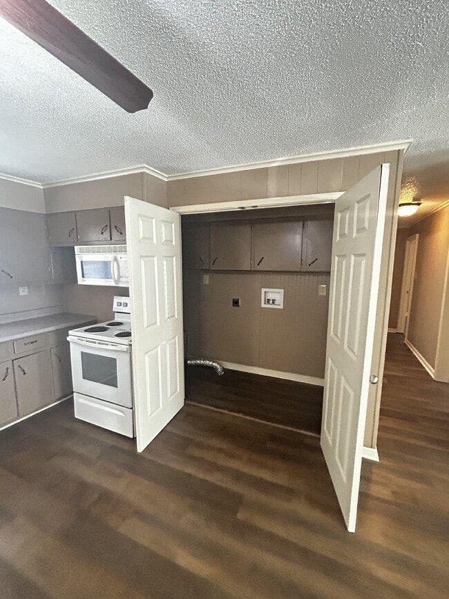 Building Photo - 451 Mill St