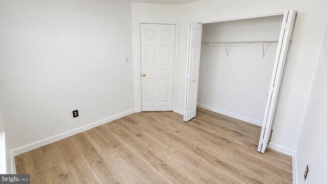 Building Photo - 120 Royalty Cir