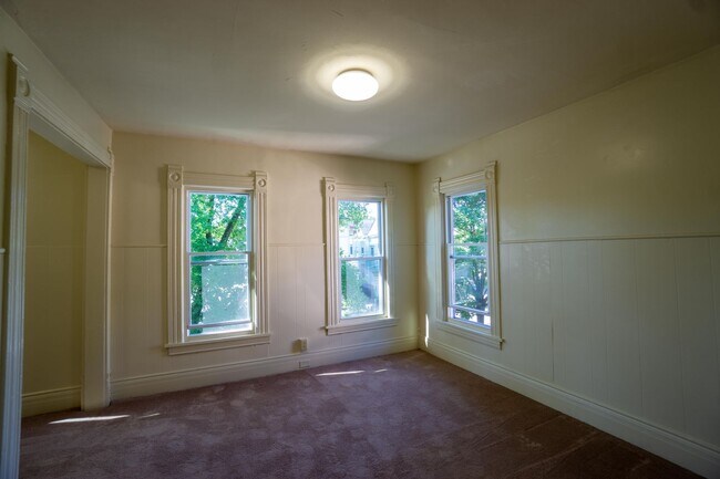 Building Photo - 129 Dell St