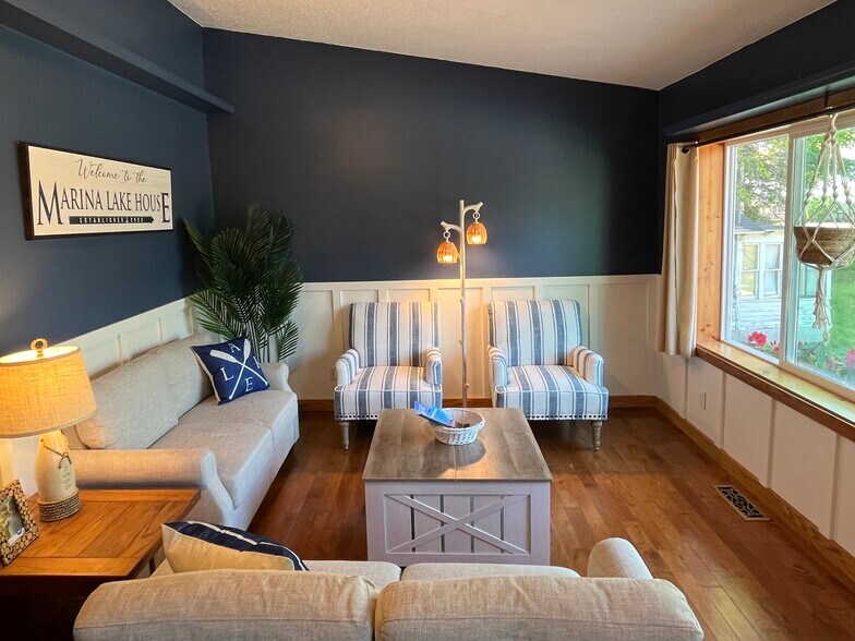 Living room - 6023 Barnhart Rd