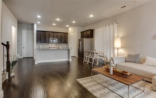 Building Photo - 612 Club Dr