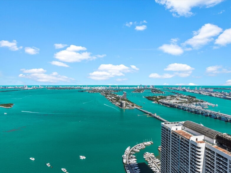 Building Photo - 1750 N Bayshore Dr