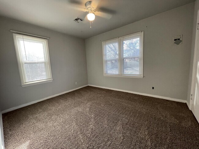 Building Photo - 616 Sherwood Dr