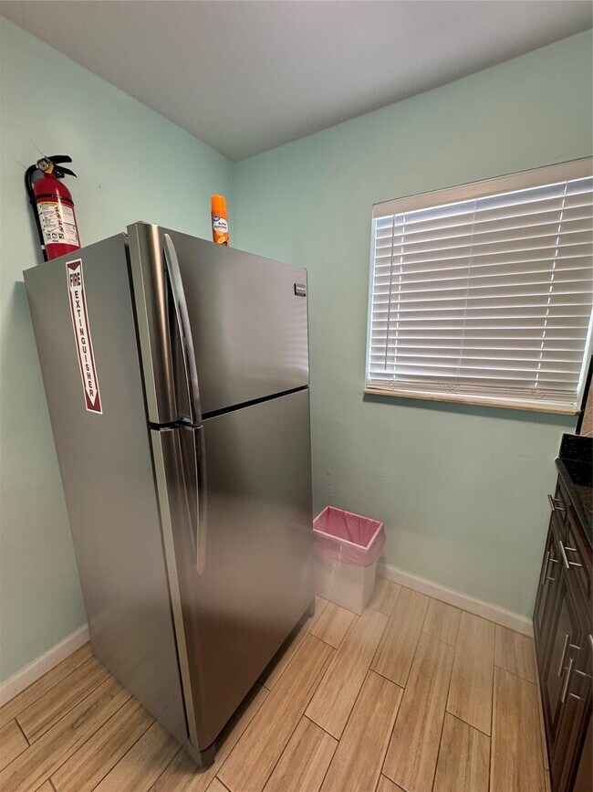 Building Photo - 323 Monroe St