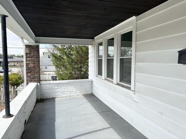 Building Photo - 1120 Hoefgen St