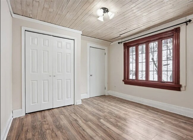 Building Photo - Charming 2 bedroom/1.5 bathroom updated home-Mt. Washington