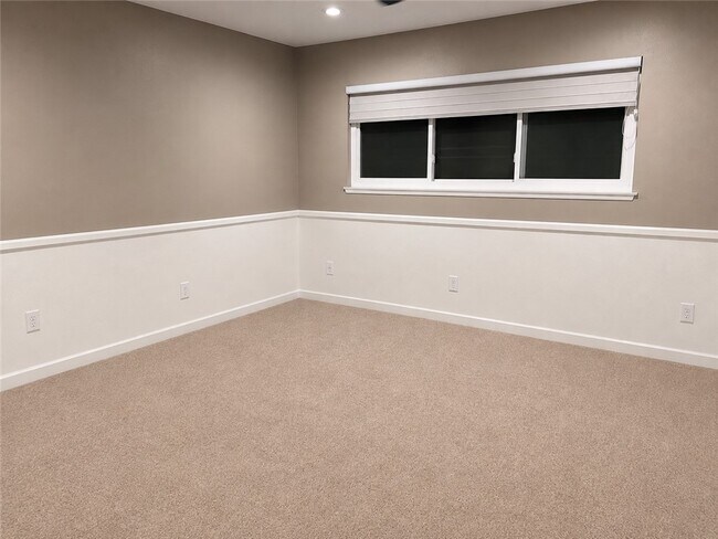 Building Photo - 701 Longfellow Dr