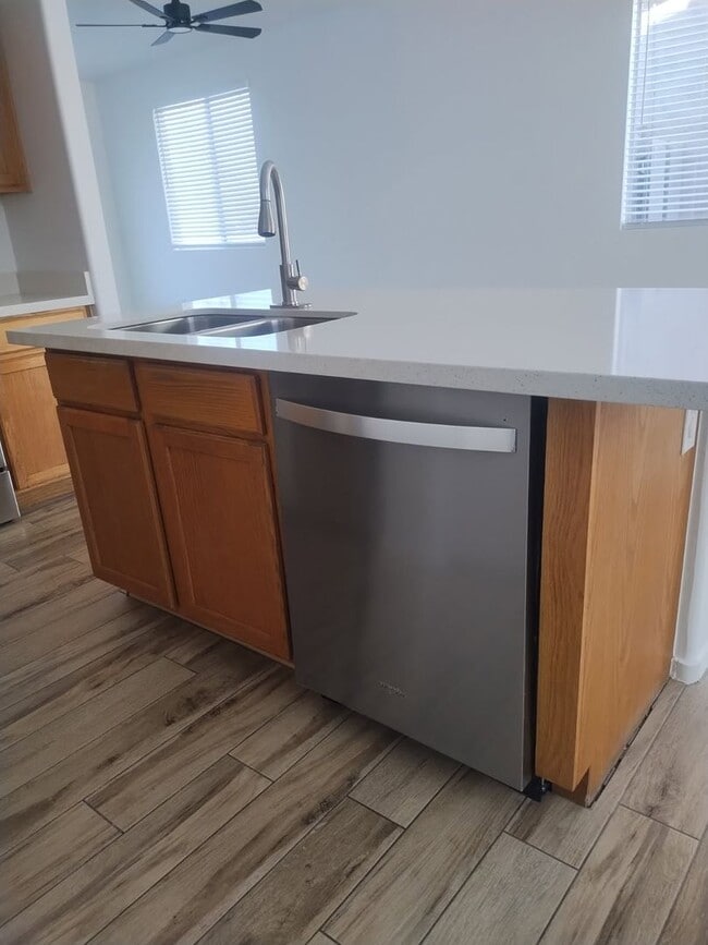 Building Photo - 51st Ave and Broadway, 3 bed, 2.5 bath, Fr...