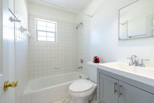 Building Photo - 950 Sq Ft 2 Bedroom Apartment in Buckhead | Second-Floor Rental at Peachtree Hills Court – Atlant...