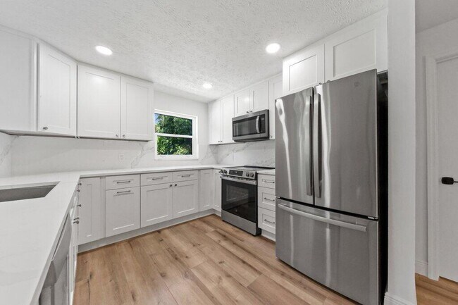 Building Photo - 2416 N W Everglades Blvd