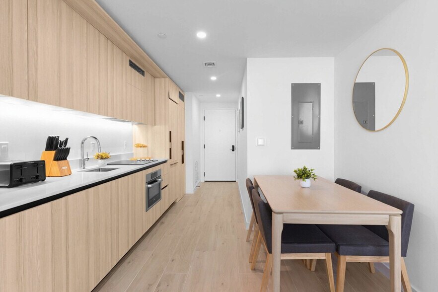 Building Photo - 225 N Miami Ave