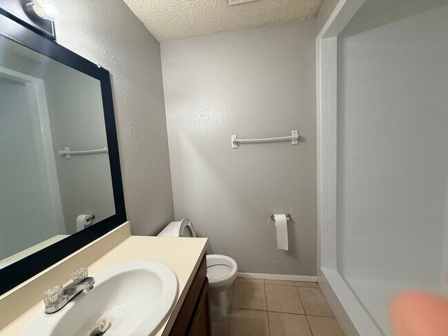 Building Photo - 1021-1023 Vera Court