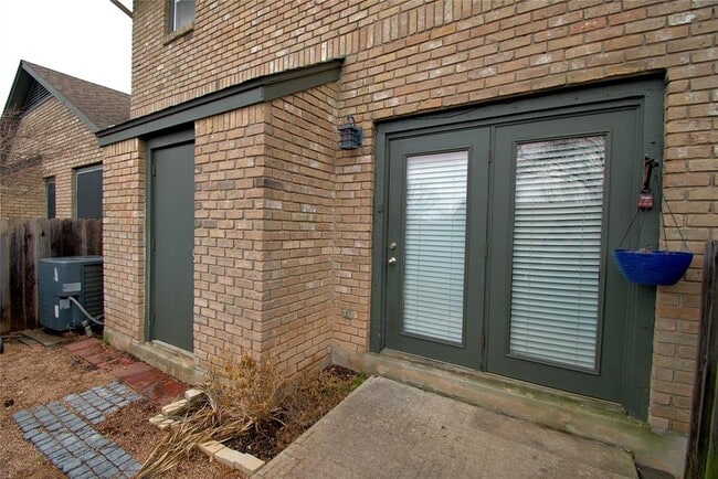 Building Photo - 1015 E Yager Ln