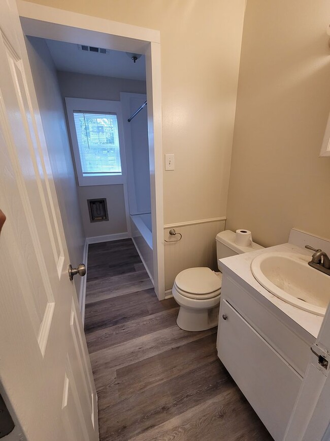 Building Photo - 3 bedroom 2 bath brick ranch in great loaction .