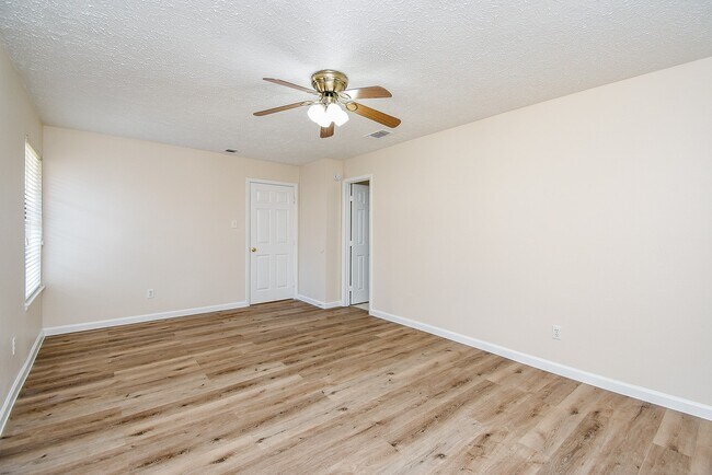 Building Photo - 2835 Pepperwood Dr