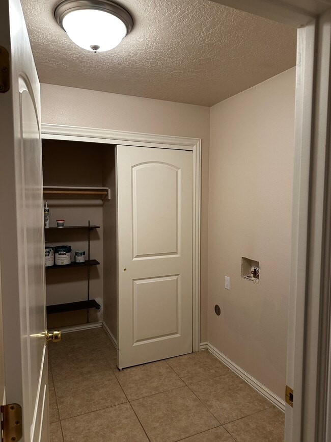 Building Photo - 613 Mesa Vista Dr