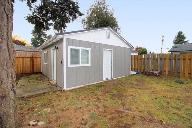 Building Photo - 7225 SE 65th Ave