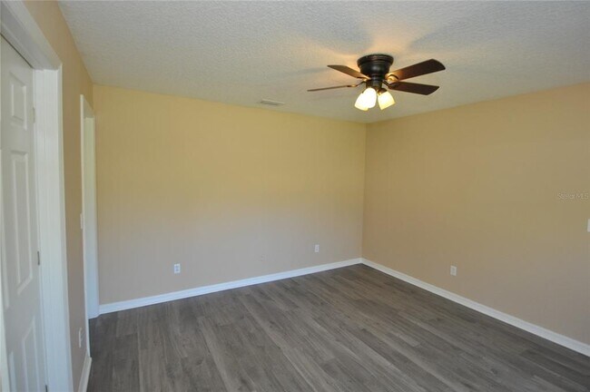 Building Photo - 23 Primrose Ln