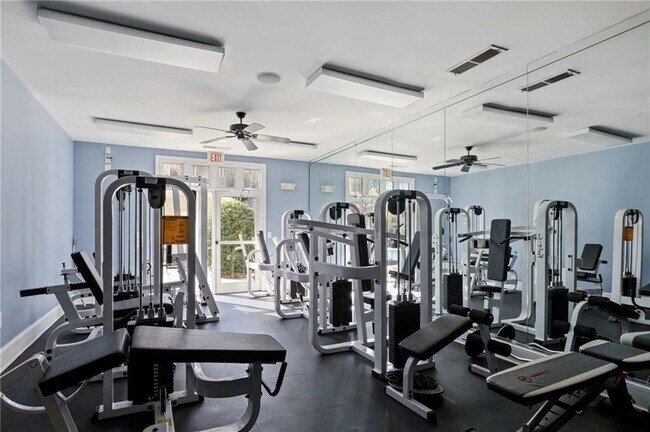 Building Photo - 2700 Pine Tree Rd NE