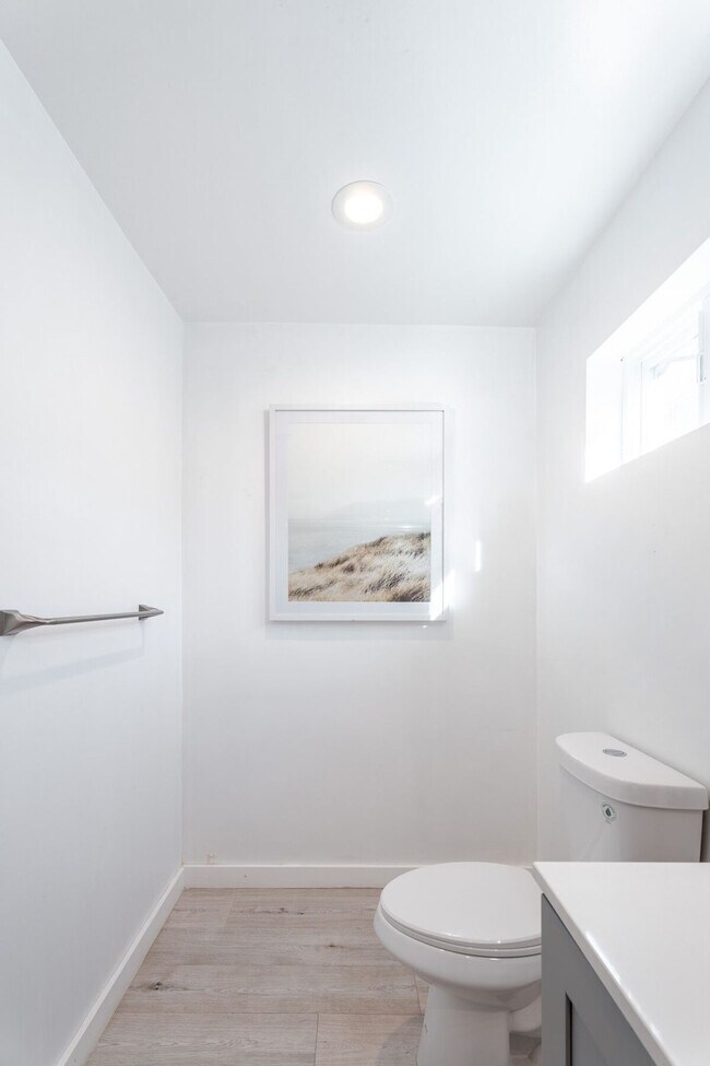 Building Photo - 2359 Oakwood Dr