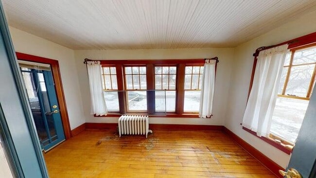 Building Photo - 206 W Custer Park St