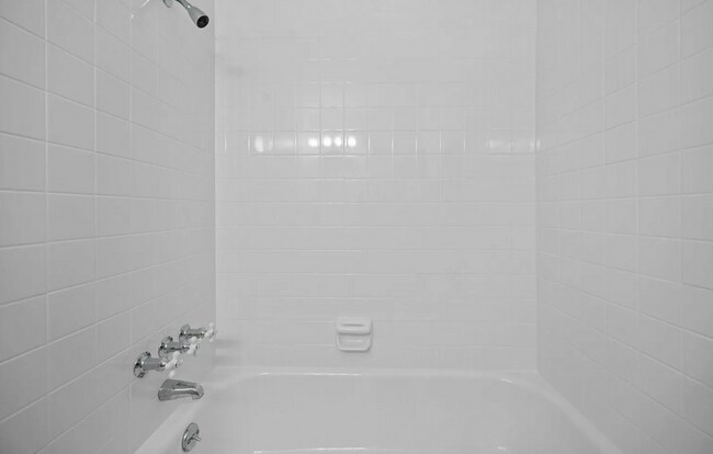 Building Photo - Adorable Remodeled Studio! Walk to Lake Merritt, Trader Joes, Whole Foods! Parking Included!