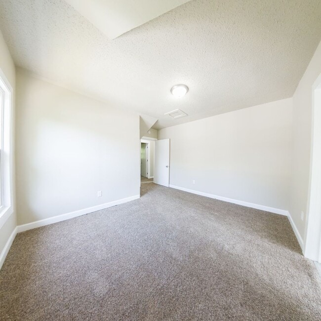 Building Photo - Updated 3 Bedroom 1,800 SQFT Home for Rent