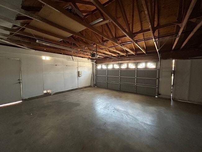 Building Photo - Spacious single story 3 bedroom home seeking new family!