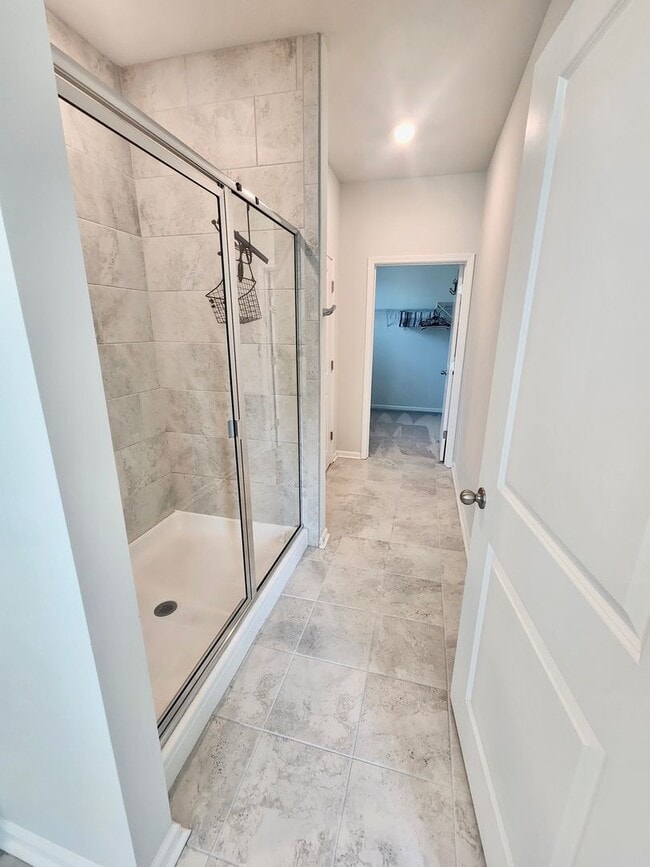 Building Photo - Well maintained end unit townhome in Grand...