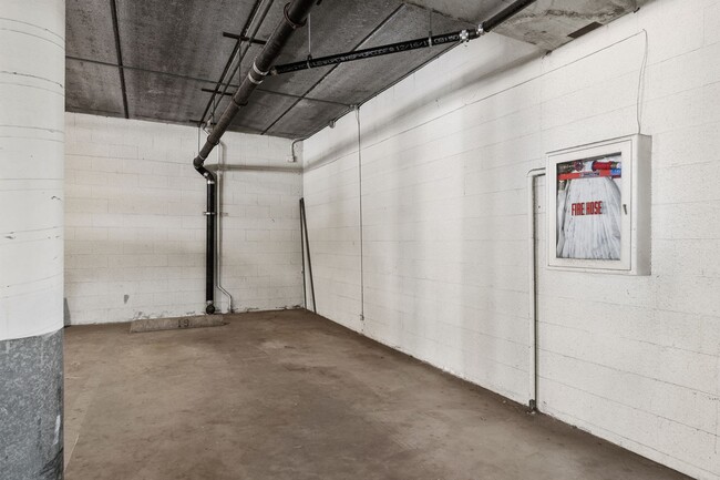 Building Photo - Beautiful & Spacious 1BD/1BA Condo - Walk ...