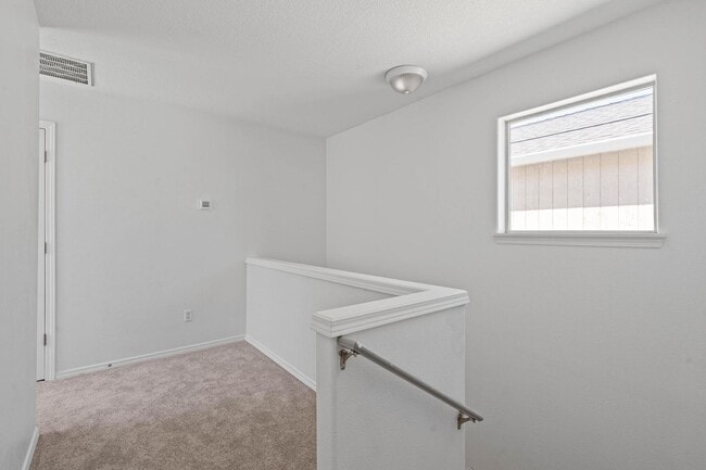 Building Photo - Lovely 3-bdrm/2-bath thin house in Portsmouth. Fenced backyard w/ deck, 1-car garage