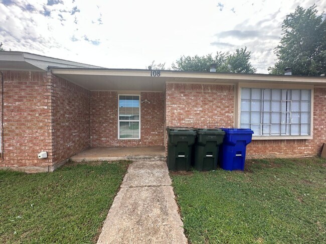 Building Photo - 2 Bedroom 1.5 Bath