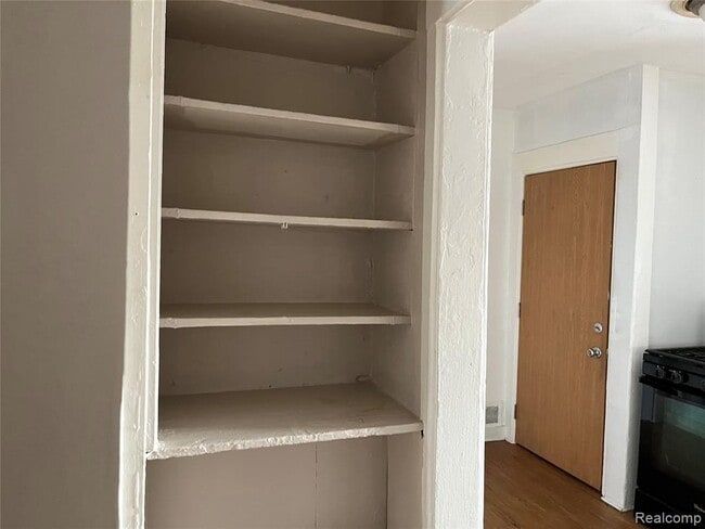 Building Photo - 7592 Maxwell Ave