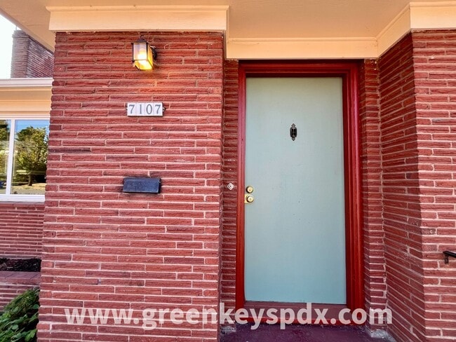 Building Photo - N Albina Duplex