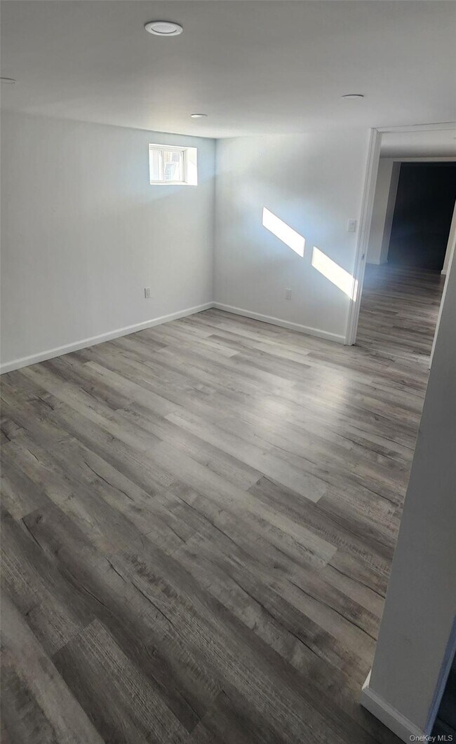 Building Photo - 1524 Express Dr S