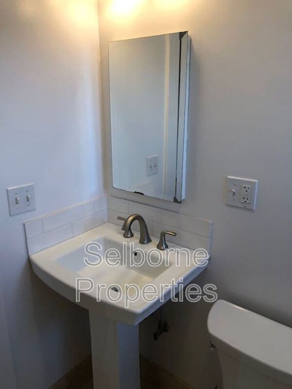 Building Photo - 939 International Blvd