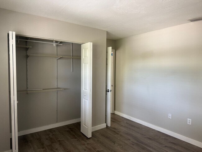 Building Photo - 927 33rd Ave W