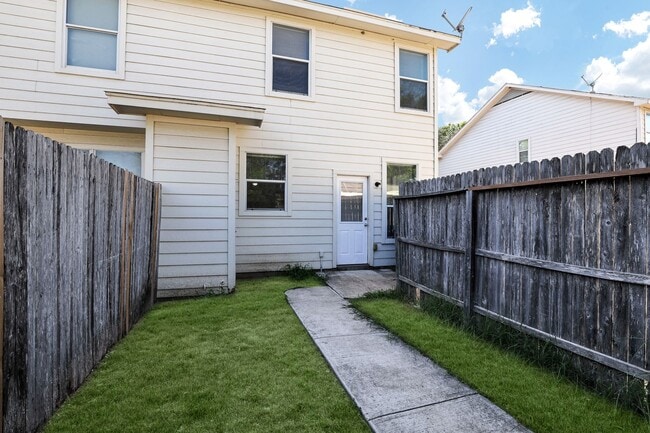 Building Photo - 10302 Lateleaf Oak
