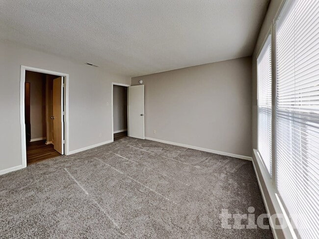 Building Photo - 940 Ravine Dr