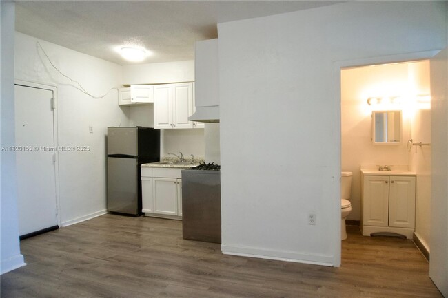 Building Photo - 501 SW 6th Ct