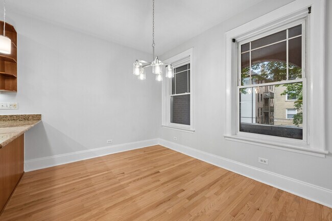 Building Photo - 1521 W Sunnyside Ave