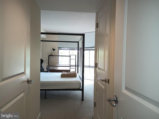 Building Photo - 11800 Sunset Hills Rd