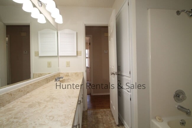 Building Photo - Awesome Duplex!