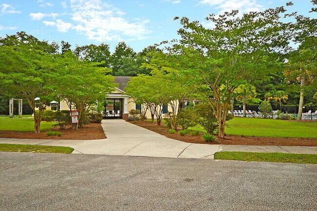Building Photo - 118 Towering Pine Dr