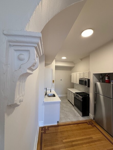 Decorative flourishes - 2221 Saint Paul St