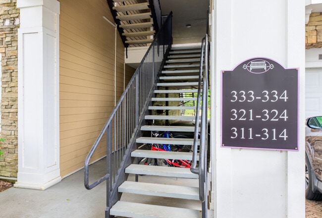 Building Photo - 2801 Chancellorsville Dr