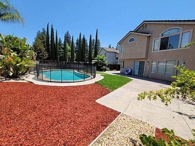 Building Photo - Spacious 4 Bed 3 Bath Home with a Pool!